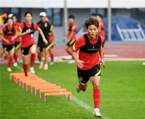 三笘薫成为英超中直接参与进球最多的日本球员布莱顿2-1战胜布伦特福德的比赛中，日本边锋三笘薫再次为队友送上助攻。